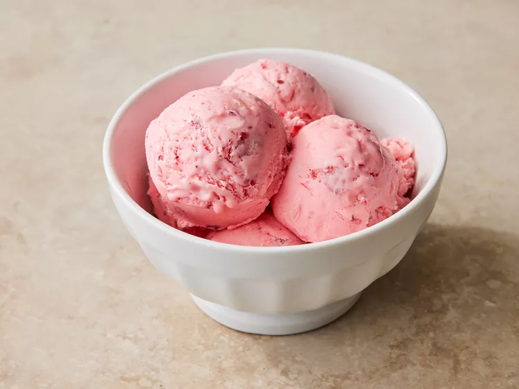 Easy Eggless Strawberry Ice Cream